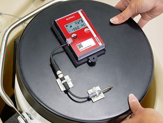 LIBERO GE device is mounted on the lid of the cryogenic tank by a technician. LIBERO GE device is mounted on the lid of the cryogenic tank by a technician.