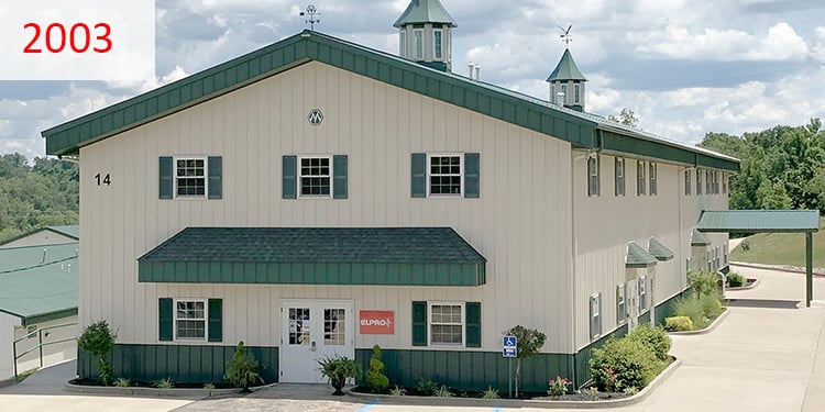 2003 Ein großes Gebäude im amerikanischen Stil mit einem grünen Dach.