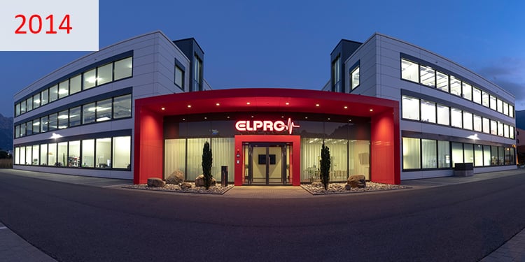 2014 Modernes Firmengebäude in der Abenddämmerung.