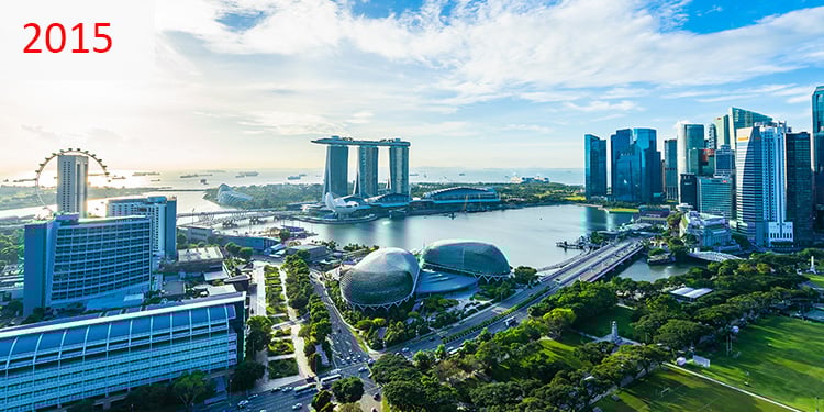 2015 Drohnenaufnahme von Singapur mit Wolkenkratzern und dem Marina Bay Sands Hotel.