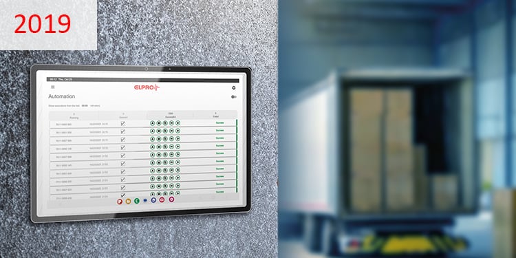2019 Das Tablet ist an der Wand montiert und die Software läuft auf dem Display.