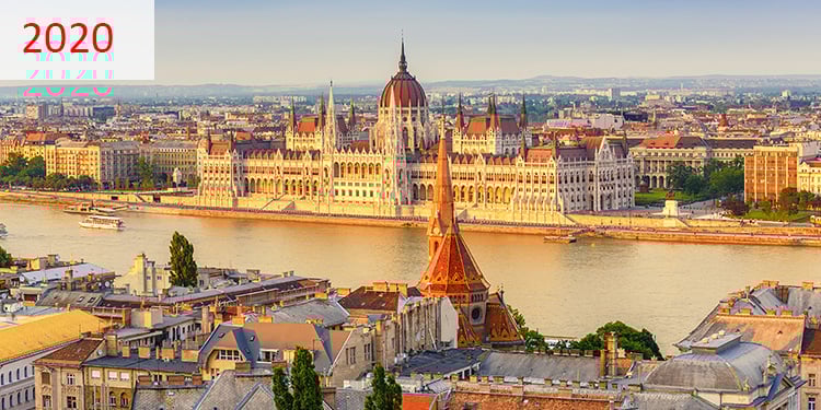 2020 Altstadt, geteilt durch die Donau, in der Abenddämmerung.