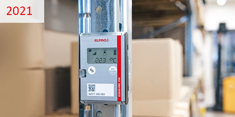 2021 Ein Temperaturmessgerät hängt an einem Regal im Lager.