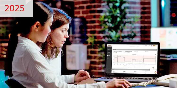 2025 Zwei Frauen vor einem Computerbildschirm, die die Software bedienen.