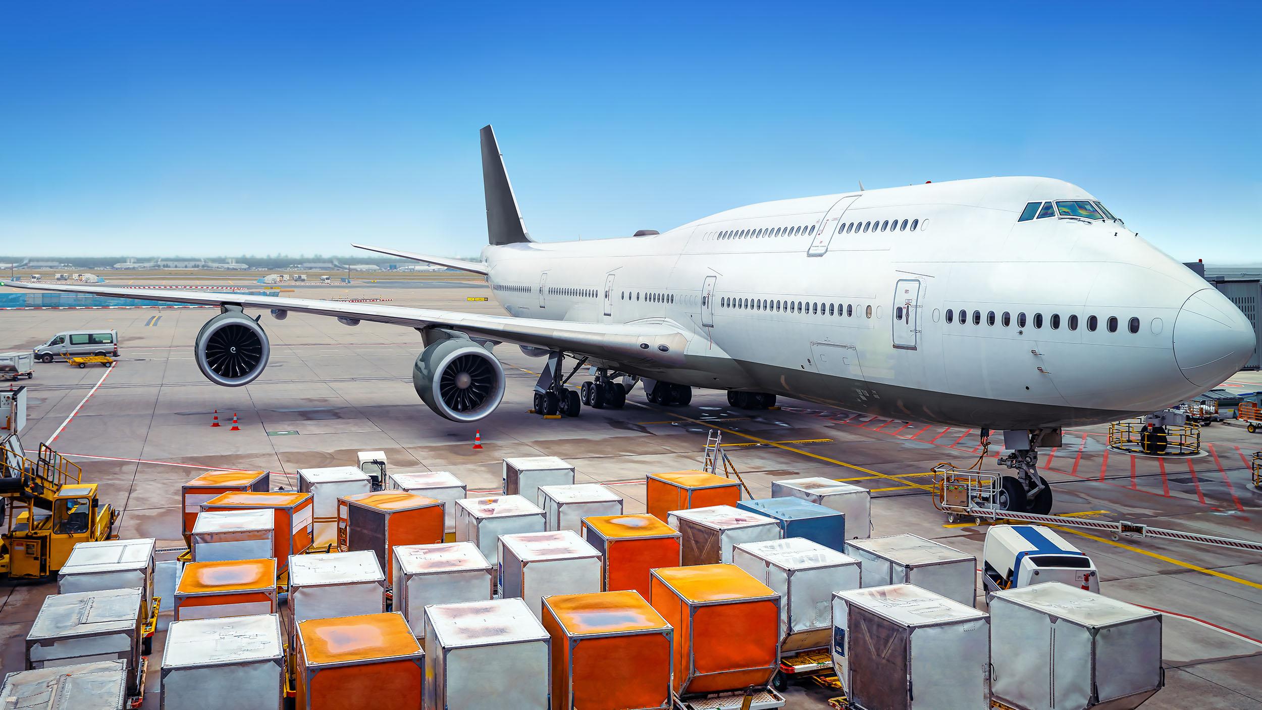Am Flughafen wird gerade ein modernes Passagierflugzeug gewartet.