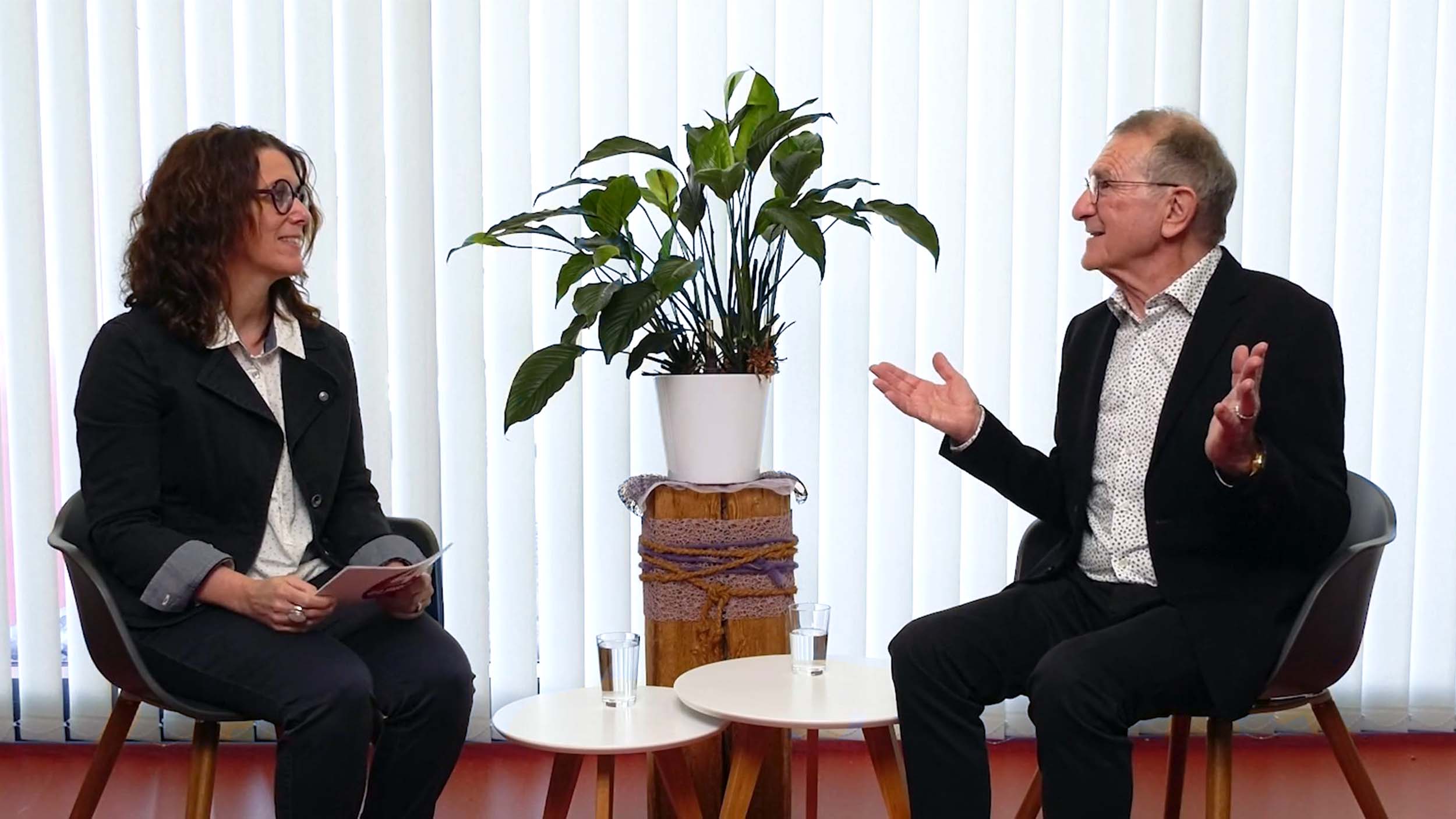 Two people talking to each other in an interview situation