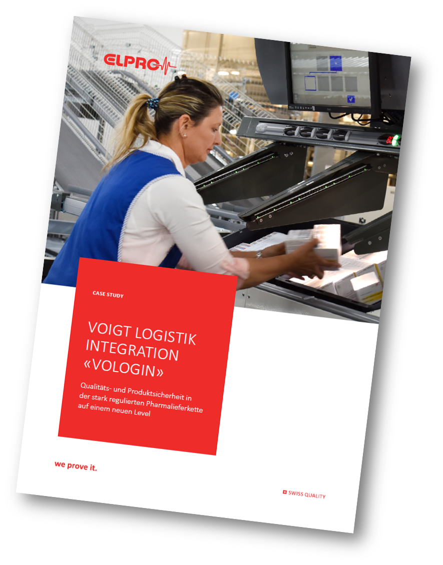 Lagerarbeiterin verpackt Sendungen in verschiedene Boxen. 