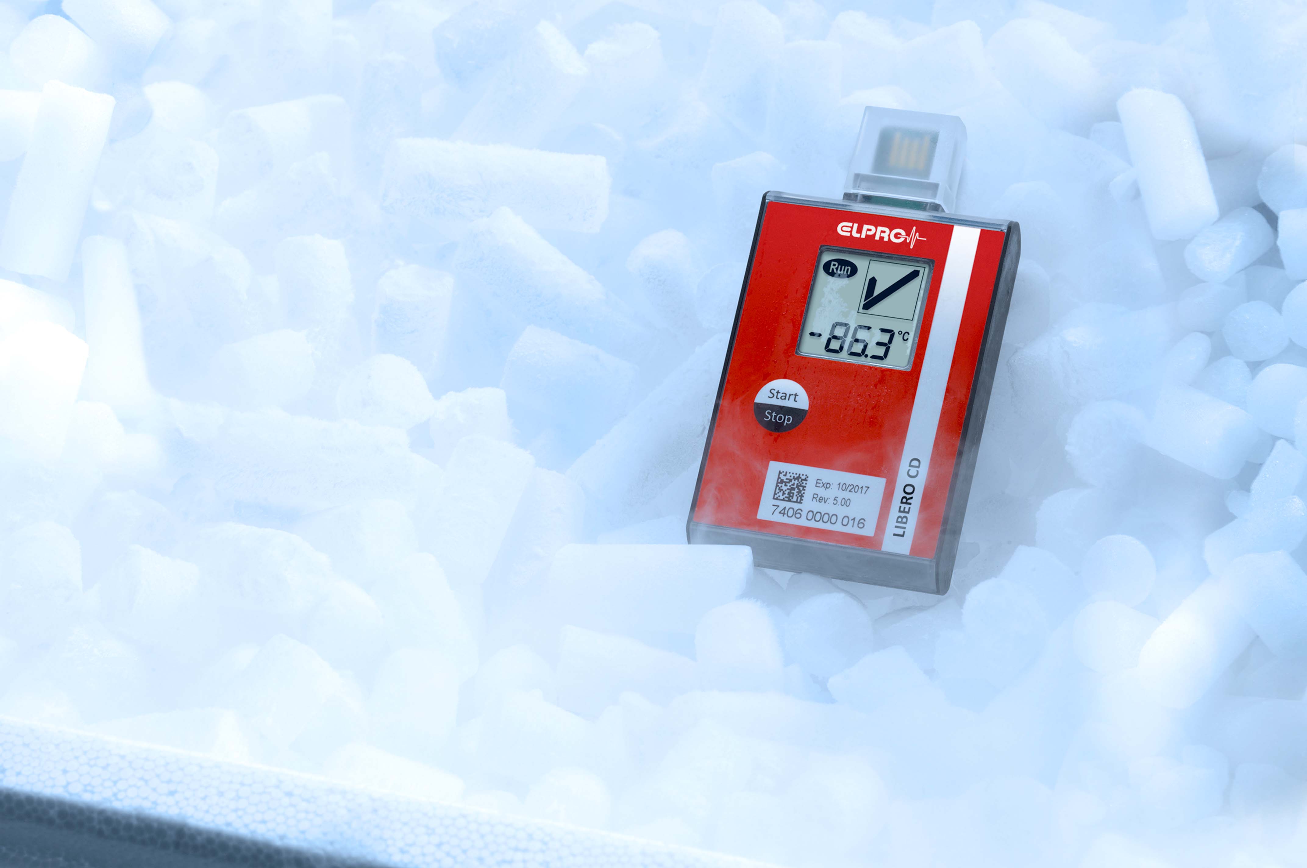 The measuring device is placed on ice pellets in a cool box.