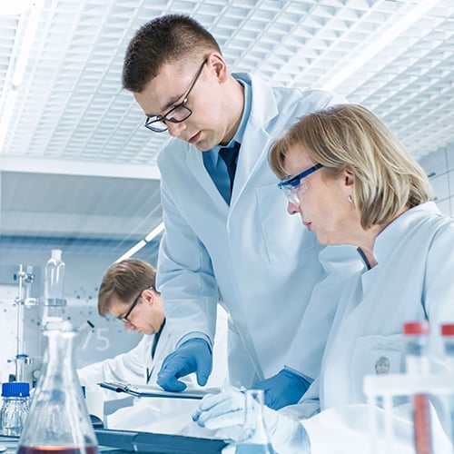 Zwei Labortechniker in einer klinischen Forschungsapotheke.