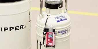 The measuring device is mounted on the side of a cryogenic container.
