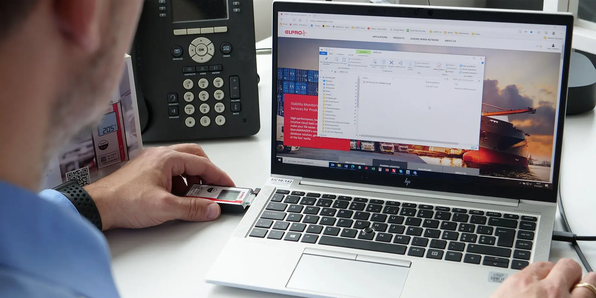Person verbindet einen Datenlogger über USB mit dem Laptop.